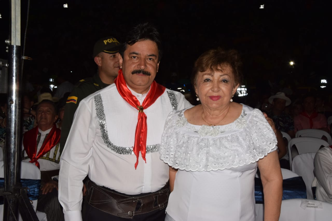 Carlos Julio González Villa, Gobernador del Huila; y su señora Madre, Melba Villa de González.